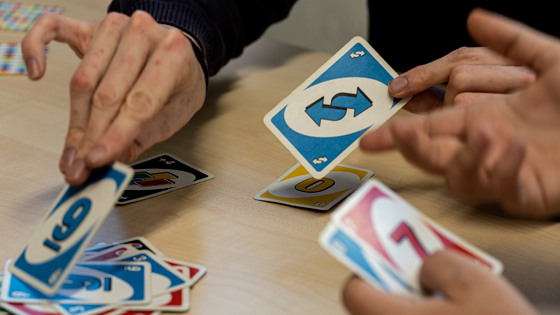 Wohngemeinschaft spielt Karten Wohngemeinschaft spielt Karten